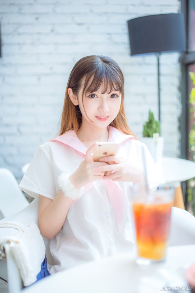 出不去，对方顺江而下，本就占着优势，而且对方对水军战法的熟练，如臂指使，根本不跟你正面硬碰，已经有战船开始突围，对方也不阻拦，只是贴上去缠战，不一会儿，冲出去的战船就被对方给吞没。